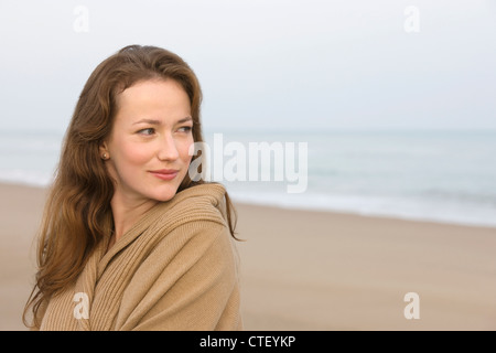 Frankreich, Pas-de-Calais, Hamiot, junge Frau am leeren Strand Stockfoto