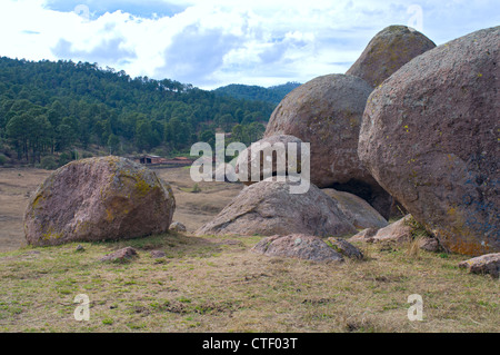 Piedrotes im Tal der Rätsel in Jalisco Mexiko umgeben von Bergen der Sierra Madre Occidental range Stockfoto