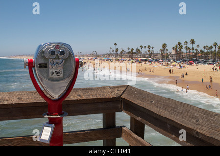 Ein Teleskop mit einem Blick entlang des Strandes für Balboa Pier in Newport Beach, Kalifornien Stockfoto