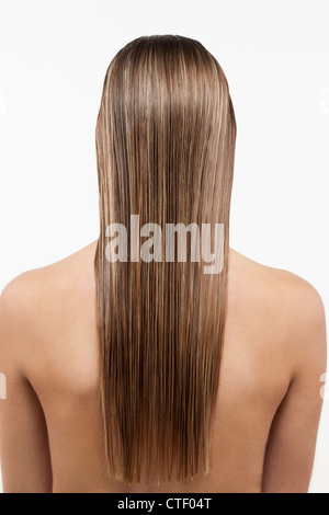 Blonde Frau mit langen nassen Haaren Stockfoto