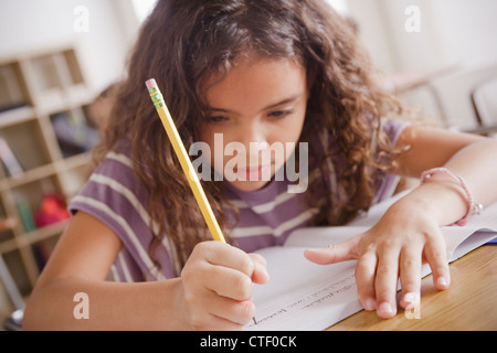 Schulmädchen, Los Angeles, California, USA konzentrierte sich auf das Schreiben im Klassenzimmer Stockfoto