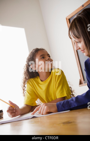 USA, California, Los Angeles, Schülerin mit Lehrer im Klassenzimmer schreiben Stockfoto