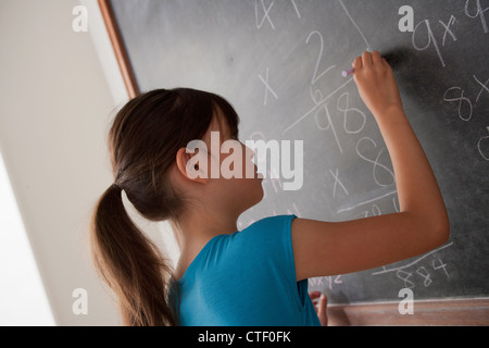 USA, California, Los Angeles, Schulmädchen an Tafel schreiben Stockfoto