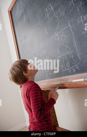 USA, California, Los Angeles, Schüler an Tafel schreiben Stockfoto