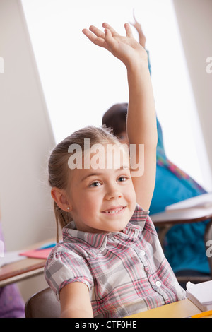 USA, California, Los Angeles, Schülerinnen und Schüler im Klassenzimmer Hände erhebend Stockfoto