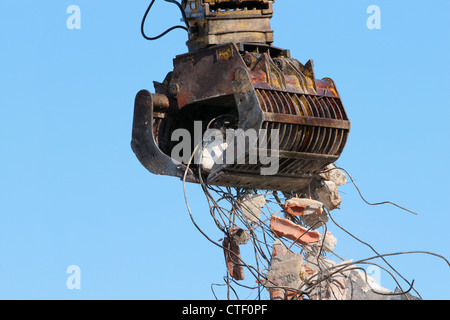 Abbruch-Kran bewegen Schutt Stockfoto