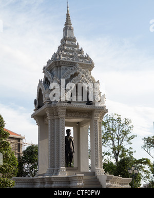 Statue in der Nähe von Hauptstupa auf Wat Phnom in Hauptstadt Phnom Penh in Kambodscha Stockfoto