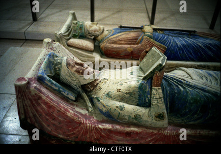 Abtei von Fontevraud, Loire, Frankreich. Juli 201. Gräber der Familie Plantagenet: Eleonore von Aquitanien und Heinrich II. von England Stockfoto