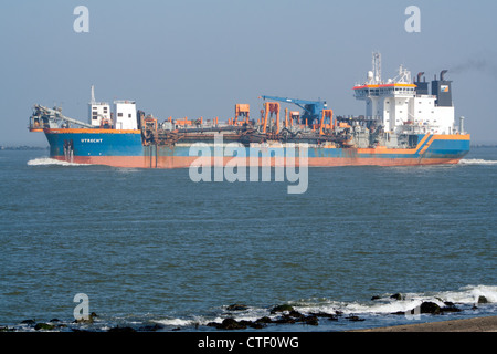 Industrielle Schiff verlässt den Hafen von Rotterdam Stockfoto