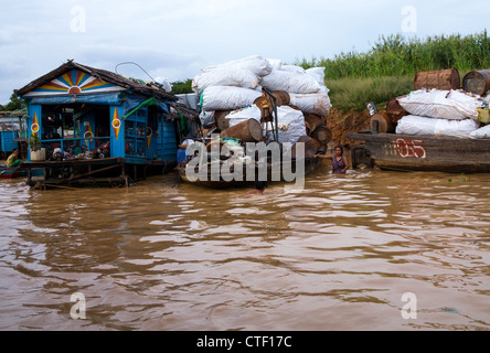 TONLE SAP, Kambodscha - 30 Juni: Abfallsammlung auf Schiff auf See Tonle Sap, Kambodscha am 30. Juni 2012. Stockfoto