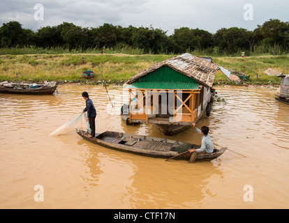 TONLE SAP, Kambodscha - 30 Juni: Männer Fischen mit Netzen im Wasser der See Tonle Sap, Kambodscha am 30. Juni 2012. Stockfoto