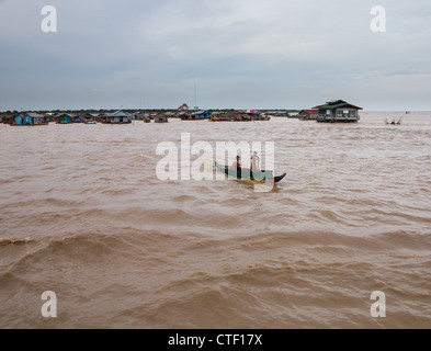 TONLE SAP, Kambodscha - 30 Juni: Männer und junge im Boot Ansatz Touristenboot auf See Tonle Sap, Kambodscha am 30. Juni 2012. Stockfoto