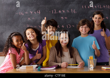 Porträt der Schüler (10-11, 12-13) und Lehrer mit Tafel im Hintergrund, Los Angeles, California, USA Stockfoto