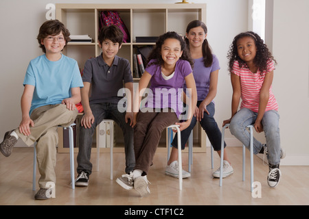 USA, California, Los Angeles, Porträt von grinsenden Schüler im Klassenzimmer sitzen Stockfoto