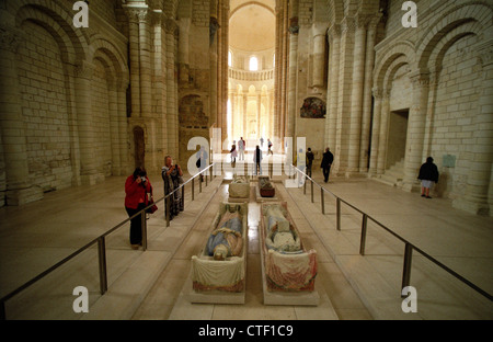 Abtei von Fontevraud, Loire, Frankreich. Juli 201. Gräber der Familie Plantagenet: Eleonore von Aquitanien und Heinrich II. von England Stockfoto