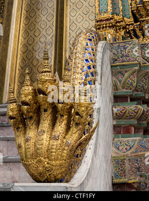 Grand Palace in Bangkok Thailand mit reich verzierten Multi leitete Naga oder Cobra Schlangen Stockfoto