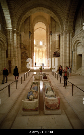 Abtei von Fontevraud, Loire, Frankreich. Juli 201. Gräber der Familie Plantagenet: Eleonore von Aquitanien und Heinrich II. von England Stockfoto