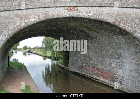 Brücke über Wasser auf die Shropshire Union Canal außerhalb The Anchor Inn Campingplatz, Stafford, Staffordshire Stockfoto