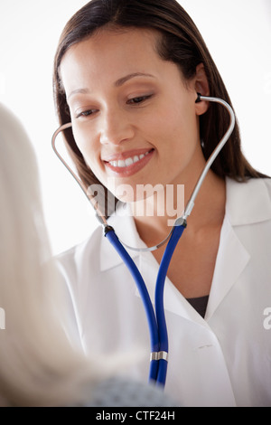 USA, California, Los Angeles, junger Arzt untersuchen ältere Patienten Stockfoto