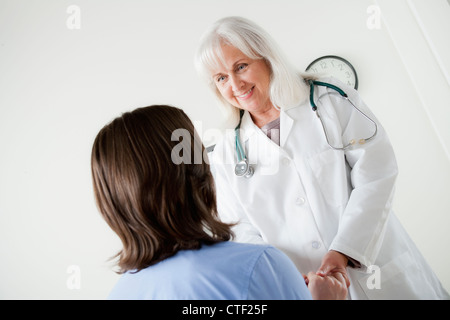 USA, California, Los Angeles, leitender Arzt im Gespräch mit Patienten Stockfoto