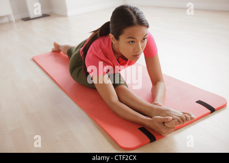 USA, California, Los Angeles, junge Frau, die Ausübung Stockfoto