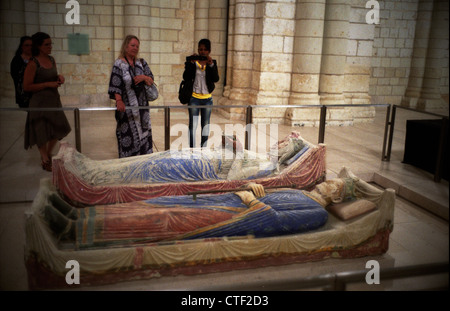 Abtei von Fontevraud, Loire, Frankreich. Juli 201. Gräber der Familie Plantagenet: Eleonore von Aquitanien und Heinrich II. von England Stockfoto