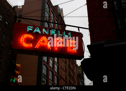 Neon-Schild außerhalb Fanelli Cafe in Soho, New York City Stockfoto