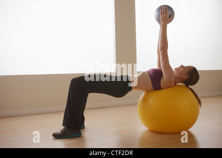 USA, California, Los Angeles, junge Frau, die Ausübung Stockfoto