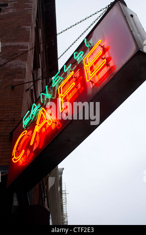 Neon-Schild außerhalb Fanelli Cafe in Soho, New York City Stockfoto