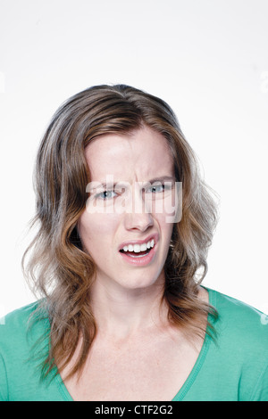 Porträt von verwirrten jungen Frau, Studio gedreht Stockfoto