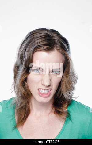 Porträt der böse junge Frau, Studio gedreht Stockfoto