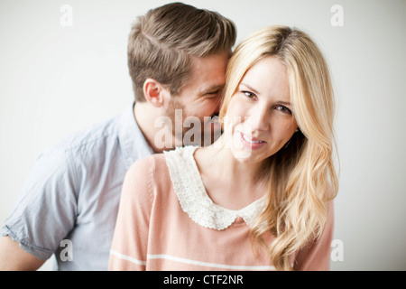 Junge glückliche Paar, Studio gedreht Stockfoto