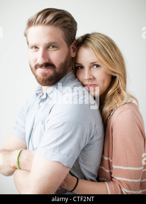 Junge glückliche Paar, Studio gedreht Stockfoto