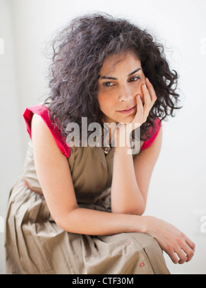 Porträt der nachdenkliche junge Frau Stockfoto