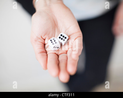 Erhöhte Ansicht der Hände mit Würfel Stockfoto