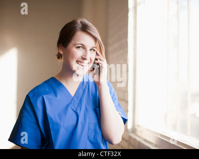 USA, Utah, Salt Lake City, junge Frau mit Handy Stockfoto