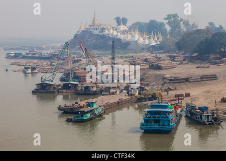 Log-Beförderung und Shwe Kyet Kay buddhistischen Tempel auf dem Irrawaddy-Fluss in der Nähe von Sagaing Myanmar Stockfoto