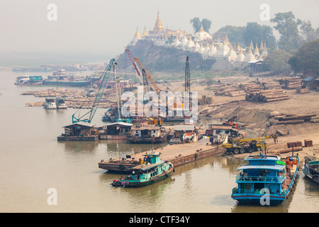 Log-Beförderung und Shwe Kyet Kay buddhistischen Tempel auf dem Irrawaddy-Fluss in der Nähe von Sagaing Myanmar Stockfoto