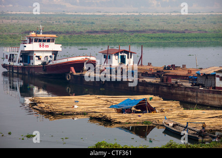 Transport-Protokolle auf dem Irrawaddy-Fluss in der Nähe von Mandalay, Myanmar Stockfoto