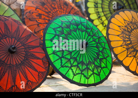 Sonnenschirme in einem Souvenirshop in Mandalay, Myanmar Stockfoto