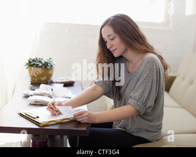 USA, Utah, Salt Lake City, junge Frau gehen obwohl inländische Papiere Stockfoto