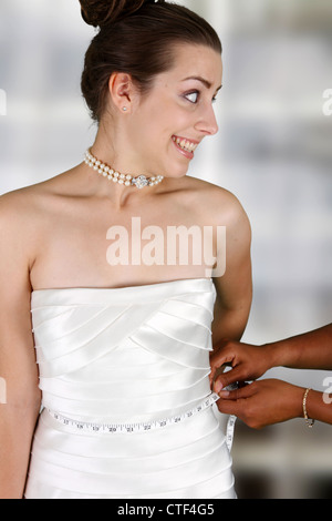 Frau in einem Hochzeitskleid, immer bereit für den Tag Stockfoto