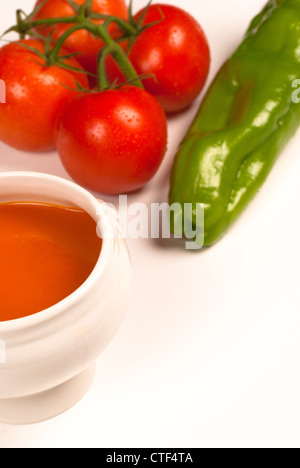 Tomaten und frischem grünem Pfeffer, Gazpacho-Grundlagen Stockfoto