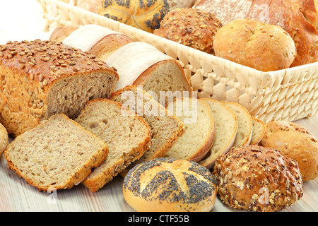 Komposition mit Brot und Brötchen im Weidenkorb isoliert auf weiss Stockfoto