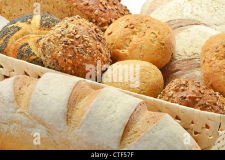 Komposition mit Brot und Brötchen im Weidenkorb Stockfoto