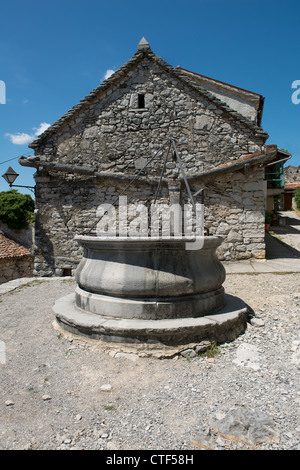 Ein alter Brunnen im Dorf von Štanjel Stockfoto