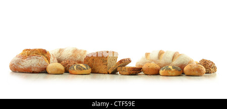 Komposition mit Brot und Brötchen, isoliert auf weiss Stockfoto