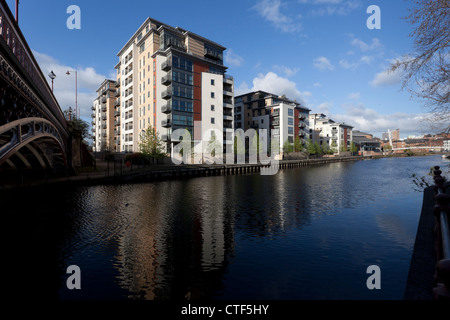 Wohn-Wohnung Blöcke am südlichen Ufer der Fluss Aire zwischen Crown Point Bridge und Brauerei Wharf in Leeds. Stockfoto