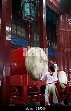 Trommeln auf chinesische Trommeln in der Drum Tower, Butong District, Beijing, China Stockfoto