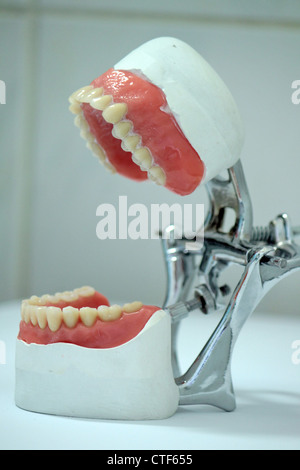 Dentallabor Artikulator und weiß-Labor-Hintergrund Stockfoto